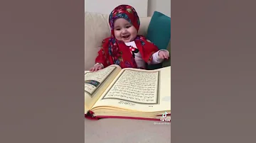 طفل صغير يقرا قران 