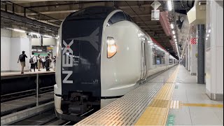 E259系Ne021編成が回送電車として何も鳴らさずに新宿駅5番線を発車するシーン(回2246M)2022.7.12