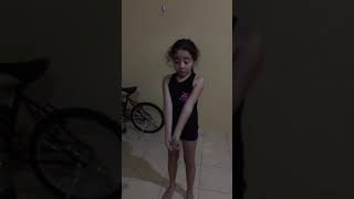 Fazendo Bananeira Na Parede Abrindo As Pernas