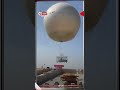 لحظة انطلاق البالون الثابت من الأرض.. أول صعود تجريبي نحو السماء بمنطقة الأهرامات على ارتفاع 150 متر
