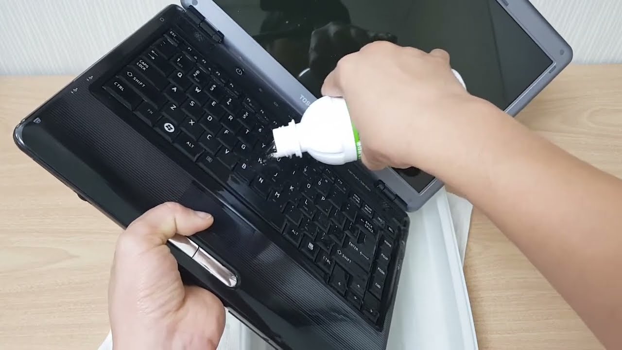 노트북에 커피를 쏟았을때 2천원이면 깨끗하게 할수있습니다/When you spill coffee on your laptop, you can clean it for just $ 2.