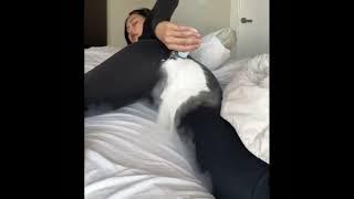 Laughs Girl when powder farting in bed
