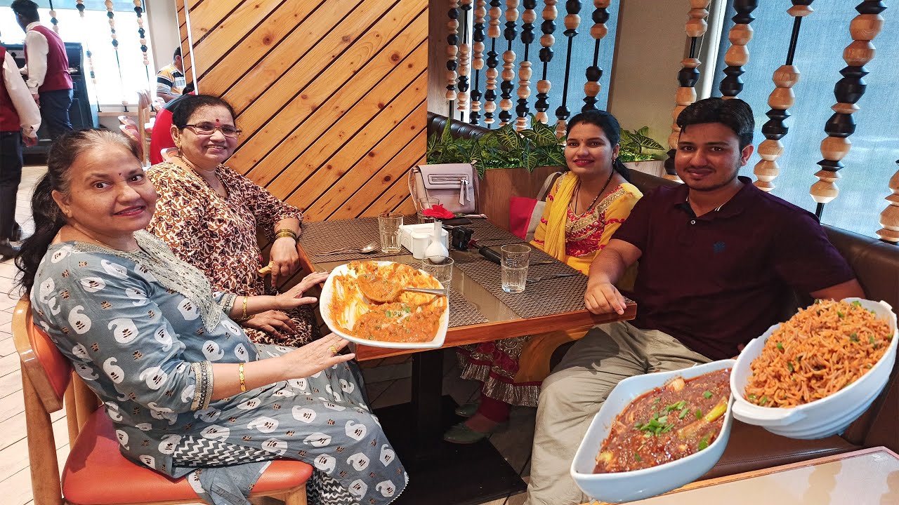 2 आईसोबत गेलो हॉटेल राजेशाहीमध्ये दुपारचे ‌‌‌‌जेवायला 😍| Rajeshahi Hotel Badlapur | Shubhangi Keer