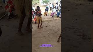 Crianças Da Vila De Santa Cruz Milunga Exibindo A Dança