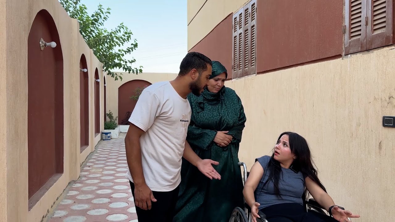 عملت نفسها ما بتمشيش  عشان تشوف حمتها هتعمل اى ! فطلقها وسبها فى الشارع