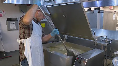 Annual Mozel Sanders Foundation meal serves 11,000 Thanksgiving dinners