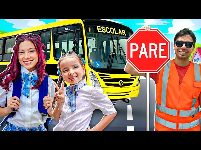 Maria Clara Wandinha learns rules of conduct and to be a good friend on the  school bus 