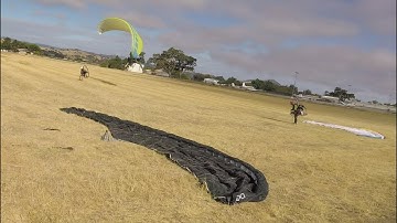 2 paramotor friends drop in, crosswind launch, downwind landing