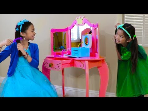 emma pretend play with princess boutique