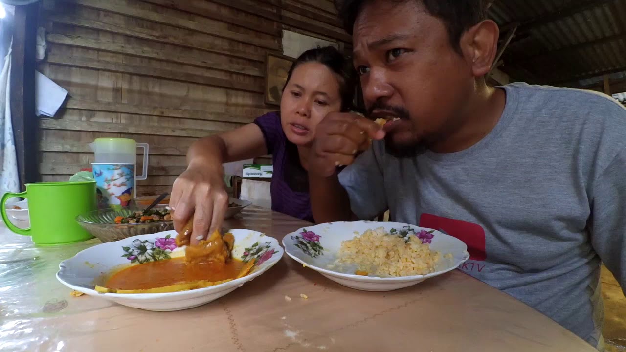 Makan Bersama Keluarga Lauk Ikan Teri Medan Daun Ubi Tubis Kaki