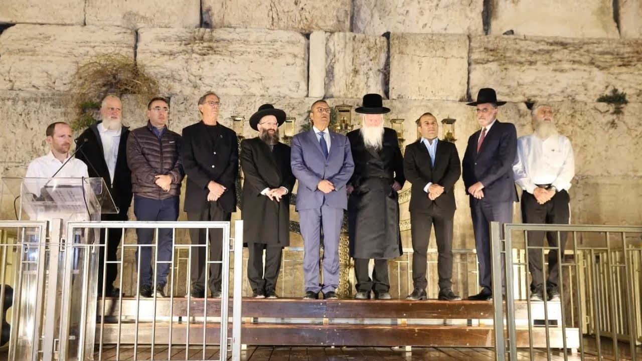 הדלקת נר שלישי של חנוכה בכותל המערבי Third Night of Chanukah Candle