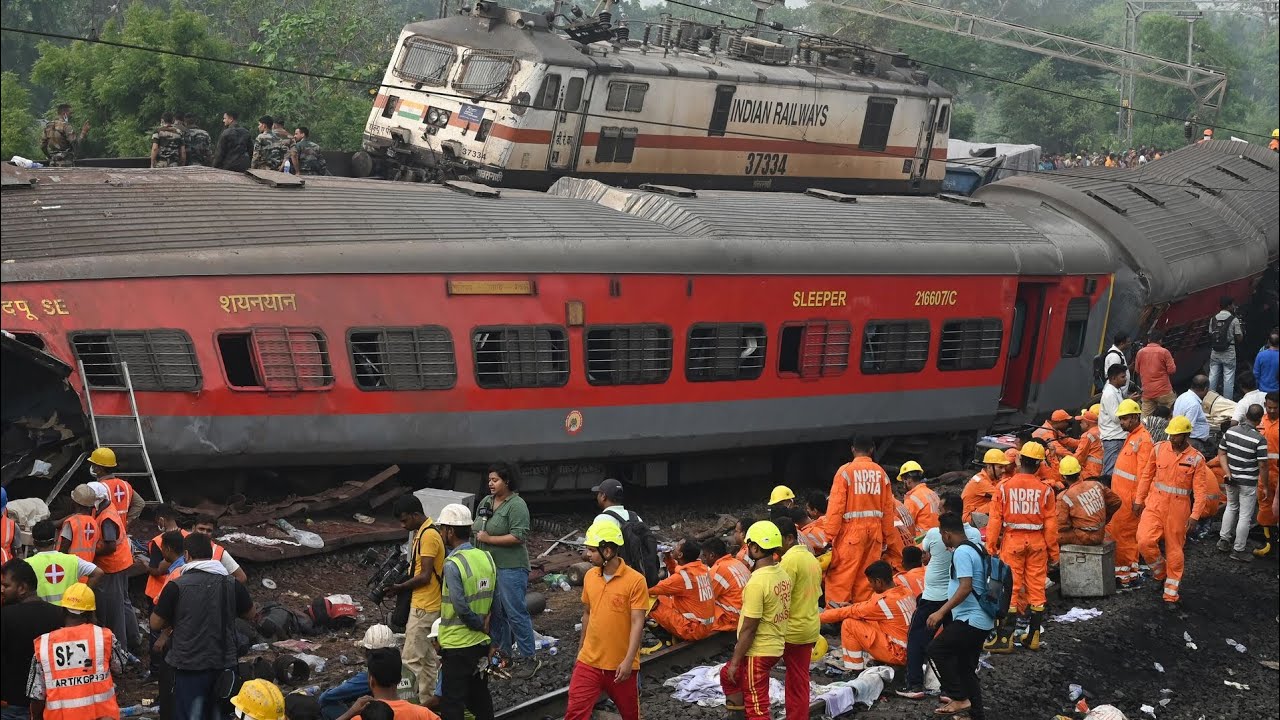 Agra cantt intercity express(14212), Malgadi train #train #viral 