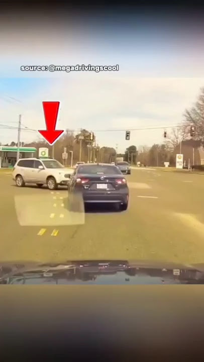 Nyaris Tabrakan di Lampu Merah! Kejar-kejaran Polisi Nyaris Berakhir dengan Kecelakaan #carfails ...