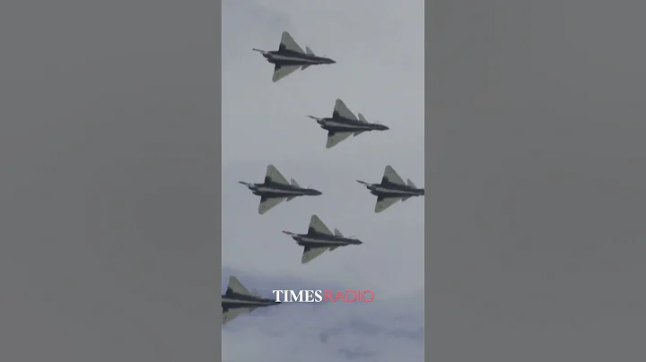 The Chinese People’s Liberation Army perform various aerobatics at the Malaysia Air Show - DayDayNews