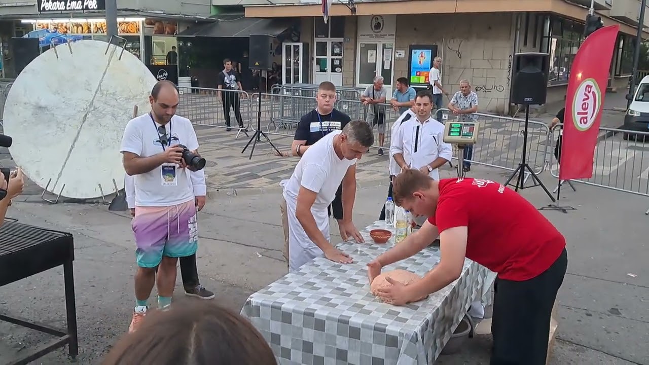 Najveća pljeskavica iz ruke - Leskovačka roštiljijada