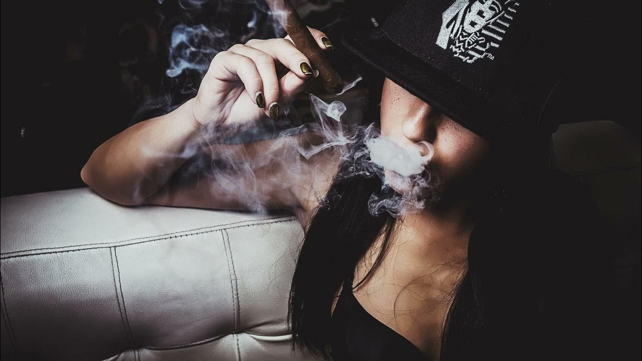 Шаман дым сигарет белый с ментолом. Дымок ремикс. В салоне дым ремикс. Дым неон. Девушка с кальяном.