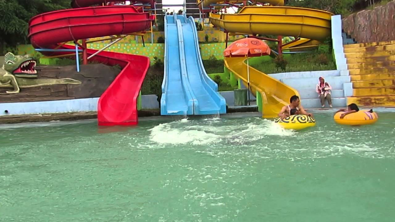 Meluncur Di Jembar Water Fark Majalengka
