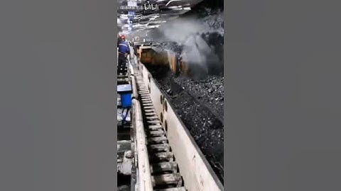 我是一名煤矿工人，这是我们井下采煤机割煤的场景，看到这满溜子的煤，就让人兴奋