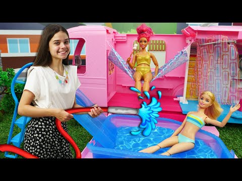 Куклы Барби и Кен на пляже с друзьями. Игры в одевалки и Салон красоты - Барби опаздывает на работу!