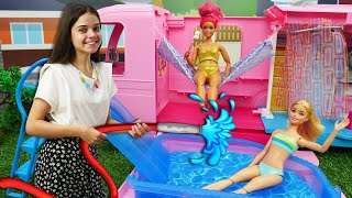 Куклы Барби и Кен на пляже с друзьями. Игры в одевалки и Салон красоты - Барби опаздывает на работу!