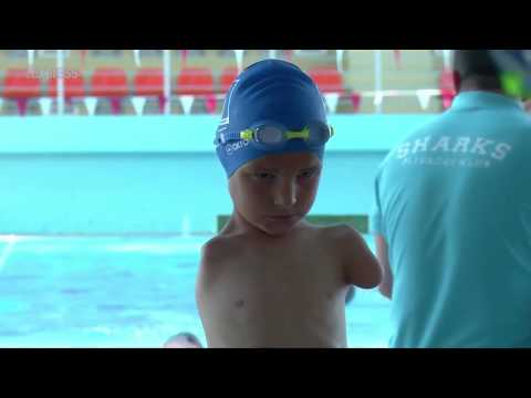 Un petit garçon de 6 ans né sans bras médaillé d'or en natation