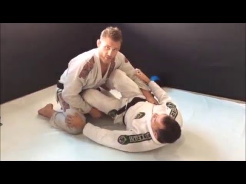 Aprenda com Alex Trans a finalizar no leglock da meia-guarda