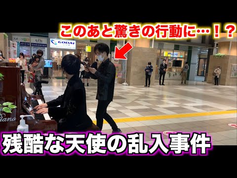 駅で「残酷な天使のテーゼ」を弾いてたら撮影者が乱入してきて会場騒然www【ストリートピアノ】【けいちゃん×ござ】