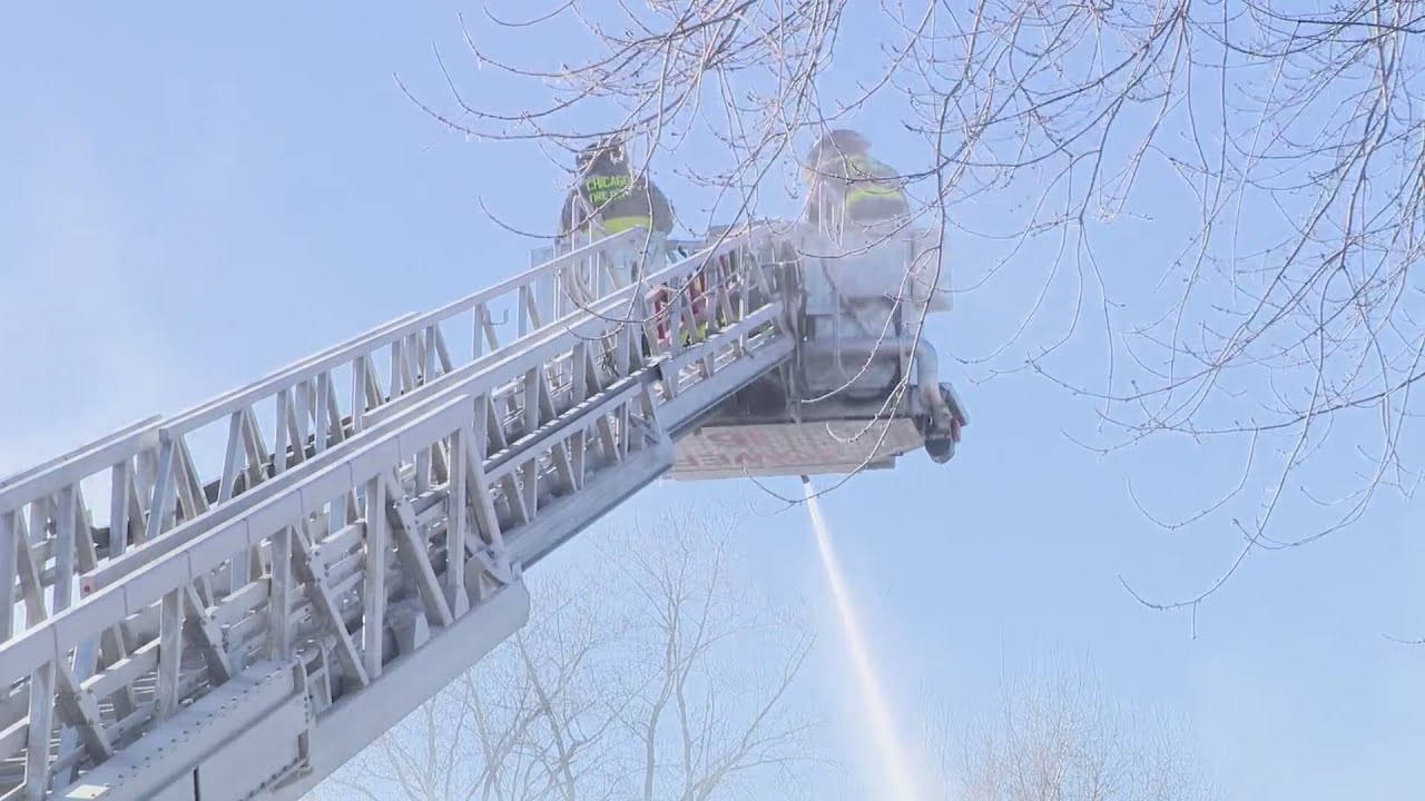 Chicago Firefighters battle extreme cold - YouTube