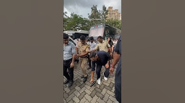 HUMILITY AT ITS BEST 💕 #akshaykumar picks up #paps shoes #shorts #bollywood #mumbai #actor #humanity