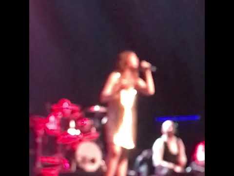 نانسي عجرم تغني معقول الغرام في حفل لندن 2018