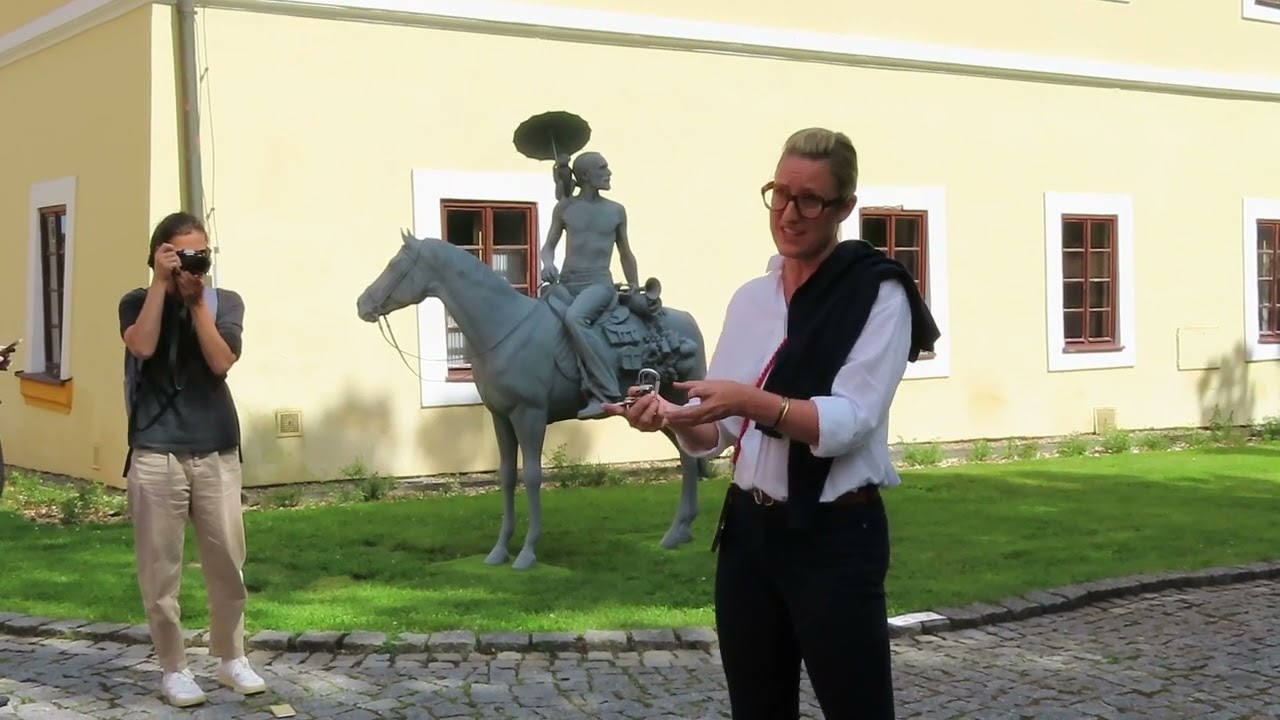 Zahájení výstavní sezony v zámku Bechyně s Nicole Stava a přílet sochaře Davida Černého vrtulníkem