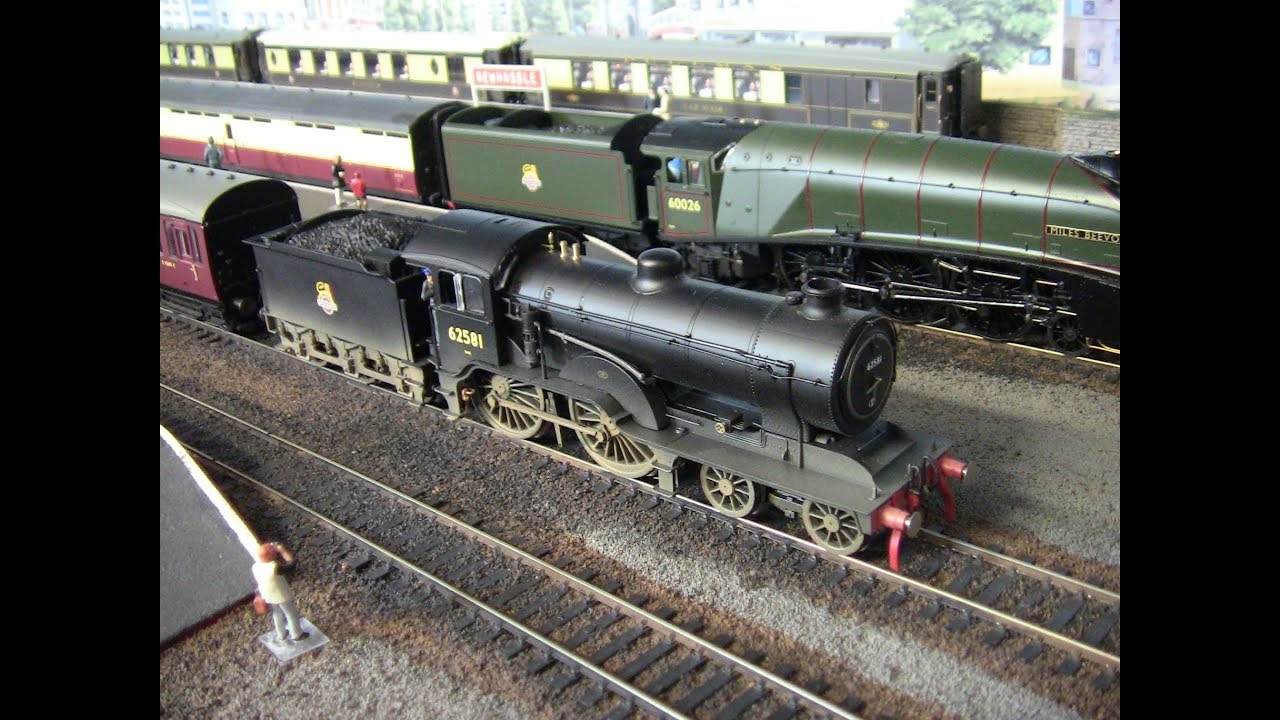 layout Hornby D16 62581 arrives at the North Eastern, No165