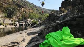 Pericia de un piloto helicoptero cogiendo agua en un barranco en avila