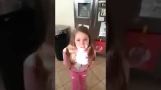 6 летняя девочка плачет из-за того что не дают выбрасывать рюкзаки в мусорку