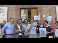 La nipote di Fakir legge in piazza Nettuno: «Non chiediamo odio ma verità e giustizia»