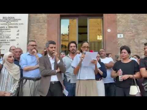 Video La nipote di Fakir legge in piazza Nettuno: «Non chiediamo odio ma verità e giustizia»