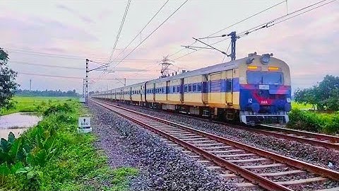 Furiously Moving Express : Jangipur To Sealdah MEMU Express Dangerously Moving Out RailGate