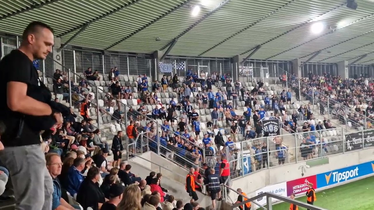 Hradec Králové - Olomouc , 3.9.2023,  Sigma: ničení plotu.