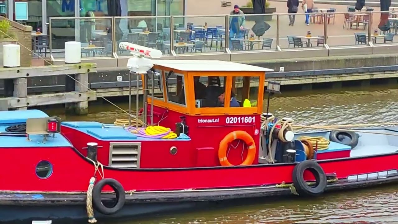 Два старинных буксира перевозят огромную платформу по голландской реке. Трио, 1937. Мус, 1960