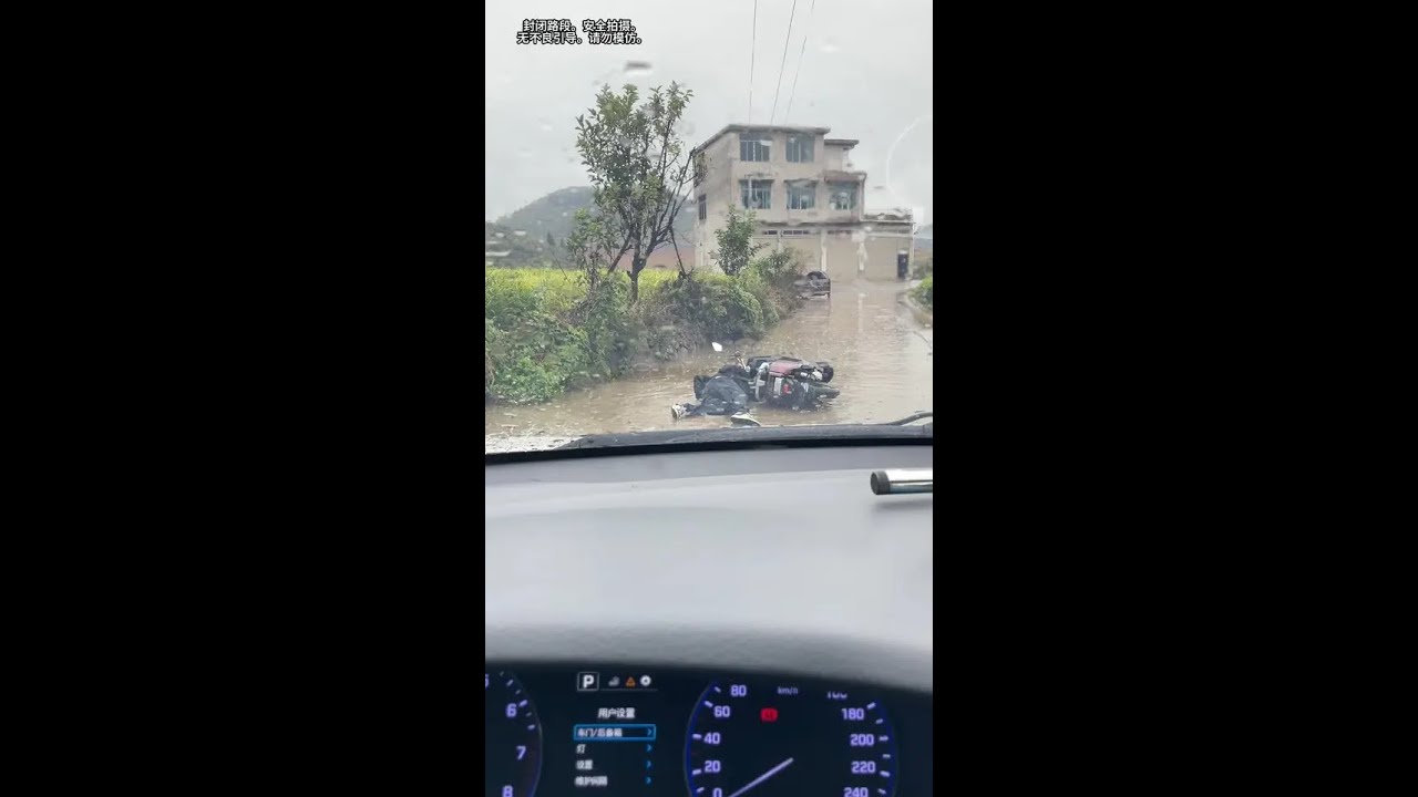 #搞笑 #万万想不到 #看一遍笑一遍 
下雨天开车要减速！