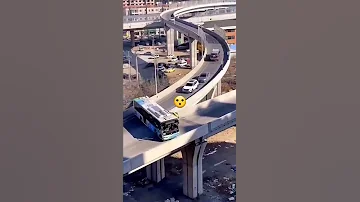 سائق الباص مجنون حرفيا 