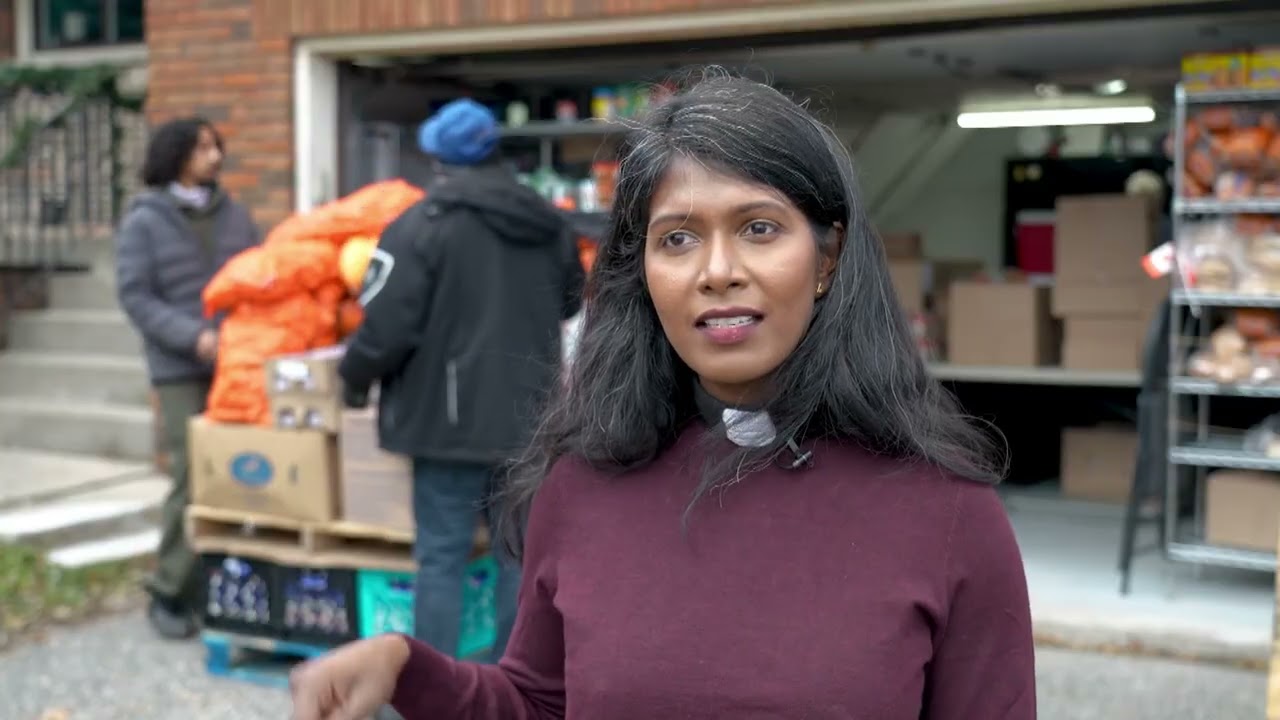 Она управляет продовольственным банком в своем гараже.