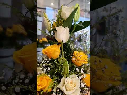 تنسيق باقه ورد على فازه بشكل جميل ورد اصفر وابيض وجيب السينيه ورد طبيعي ورد تنسيق ورد