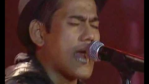 Azlan & The Typewriter - Kelibat Si Penyair (MTV @ Muzik25)