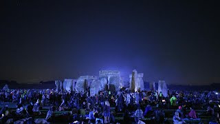 Thousands gather at Stonehenge to celebrate summer solstice