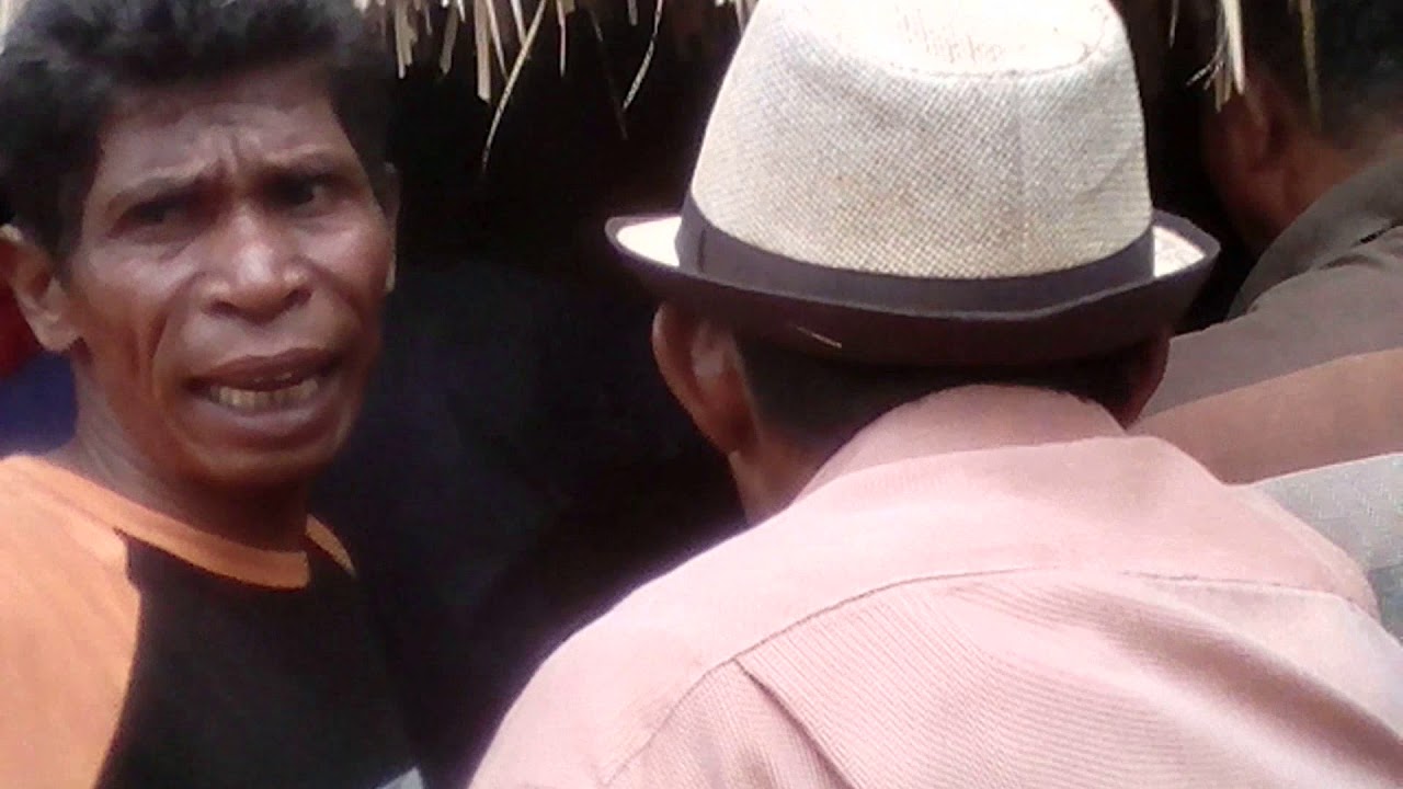 Upacara adat pemberian pakian nggerewele kepada mosalaki pu'u pora oleh mosalaki nua one pora