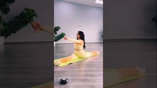 “The Beginner Splits Routine Everyone Is Trying”#split #stretching #shorts #viralshorts #mobility