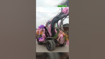 Tranh cãi màn rước dâu bằng... máy múc của cặp đôi ở Nghệ An #Shorts