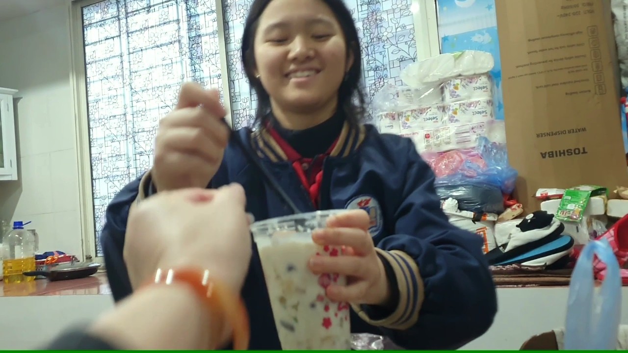 Chị Silent Sea đi làm về mua quà cho Gia Linh Gia Bảo Chè thập cẩm