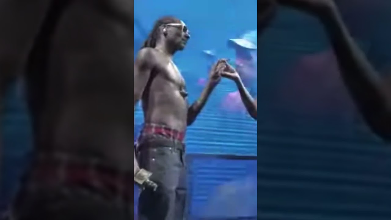 When Snoop dogg had a live smoke off with Wiz Khalifa